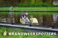 Persoon te water Wilhelminakanaal Zuid in Oosterhout