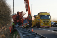 Kraanwagen in vangrail A27 21-03