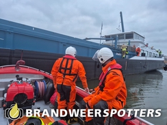 Schip in brand Bergse Poort in Geertruidenberg
