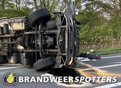 Vrachtwagen in brand Ongeval wegvervoer (gekanteld/op de kop) Afrit A4 Re - Bergen op Zoom 28 in Bergen op Zoom