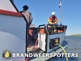 Schip in brand Oude Haven van Drimmelen in Drimmelen