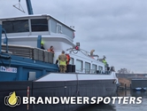 Schip in brand Bergse Poort in Geertruidenberg