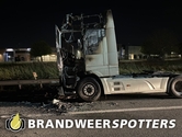 Vrachtwagen in brand (middel brand) Toerit A17 Li - Ind.Borchwerf 20 in Roosendaal