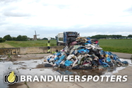 Vrachtwagen in brand Kamersteeg in Hank